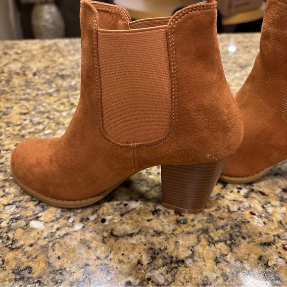 FOREVER. WOMENS BOOT SUEDE SIZE 7  Stacked Heel Dark Camel  Round Toe - Picture 6 of 12